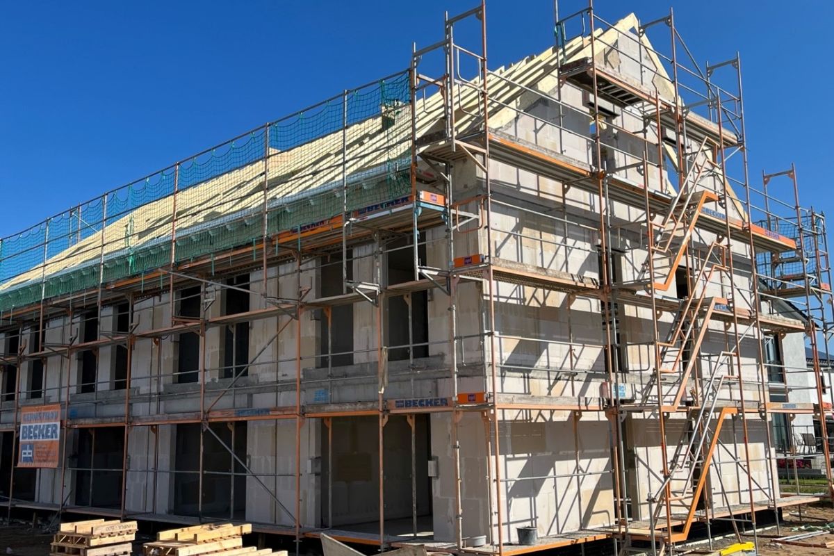 Der Rohbau der ersten Reihenhäuser ist fertiggestellt